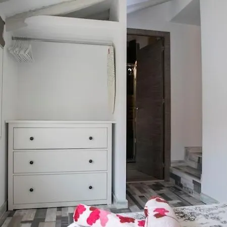 Rojo Apartment *